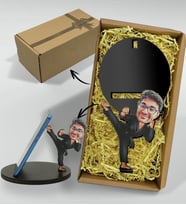 BK Gift Hediye Kutusunda Kişiye Özel Karikatürlü Karateci Ahşap Biblo Telefon Standı-1