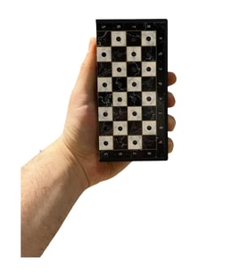 GiftHome Pocket Serisi Küçük Boy Metal Parlak Taş ve Mermer Desenli Kutulu Klasik Satranç Takımı (13,5 X 13,5 cm.)
