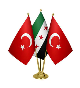 Masa Üstü Özgür Suriye Bayrağı Türk Bayrağı Üçlü Pirinç Direk Masa Bayrak Seti