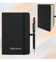 HEDİYESİBİZDEN KİŞİYE ÖZEL İSİM BASKILI LASTİKLİ TERMO DERİ  ÇİZGİLİ DEFTER-METAL TÜKENMEZ KALEM (Siyah)