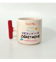 Kişiye Özel Hayatta en Büyük Mucize Renkli Yazılı Öğretmenler Günü Kırmızı Kulplu T Kupa (Beyaz)