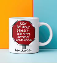 Komik - Esprili Kupa ÇOK İYİ GİDEN ŞEYLERİ TEK SIRRI KİMSEYE ANLATMAMAK Tasarımlı İsim Soyisim Yazılı Kişiye Özel Kupa Bardak