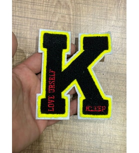 11X9 CM DOKUMA KABARTMA K HARFİ ARMA APLİKE DİKİŞ AKSESUARI