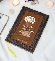 Kişiye Özel Uçan Ev Desenli Termo Deri + Ahşap Anı Defteri - Çizgili Defter - Hediyelik (15x21 cm - 320 Sayfa) A5
