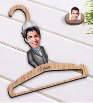 BK Gift Kişiye Özel Erkek Mühendis Karikatürlü Standart Boy Ahşap Elbise Askısı-1