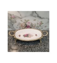 DEKORATİF BRONZ ESKİTME METAL AYAKLI OVAL ÇİÇEKLİ PORSELEN SUNUMLUK TABAK