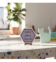 Motivasyon ve Maneviyat Temalı Sabret Şükret Dua Et Modern Masaüstü Süsü Ofis Köşelerinizi Tamamlayan Zarif ve Şık Bir Tasarım Obje 10x10 cm
