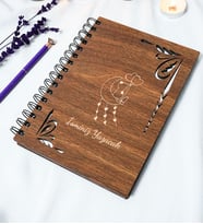 Kişiye Özel Kedi Desenli Ahşap Kapaklı Defter - Ajanda - İsme Özel - A5 60 Yaprak (120 SAYFA) Hediyelik (Gümüş)