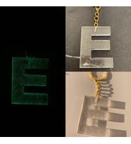 E Harfi Fosforlu Neon Yeşil Renk Parlak Simli Gold Aksesuarlı Anahtarlık El Yapımı Epoksi Hediyelik