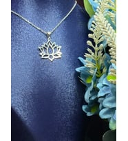 Minimal Gümüş İçi Boş Lotus Kolye (Gümüş Gri)