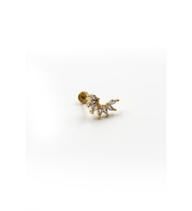 Çoklu Taş Detaylı Gold Tragus Piercing – Helix Uyumlu Anti Alerjik