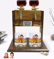 BK Gift Kişiye Özel Renkli Baskılı Sevgililer Karikatürlü İkili Viski Bardağı ve Çift Musluklu Doğal Ahşap Viski Standı-57 (Model 1)