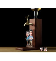 BK Gift Kişiye Özel Sevgililer Karikatürlü Musluklu Ahşap Viski Standı-30, Viski Çeşmesi, Doğum Günü Hediyesi, İçecek Dispenseri
