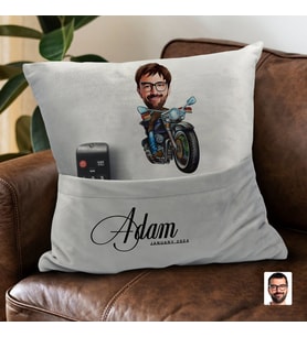 BK Gift Kişiye Özel Motorcu Karikatür Tasarımlı Organizer Kumanda ve Atıştırmalık Cepli Gri Kırlent Yastık- 2 Arkadaşa Hediye, Cepli Yastık