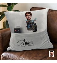BK Gift Kişiye Özel Motorcu Karikatür Tasarımlı Organizer Kumanda ve Atıştırmalık Cepli Gri Kırlent Yastık- 2 Arkadaşa Hediye, Cepli Yastık