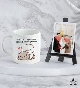 Kişiye Özel Hediye Seti - Bir Sana Doyamadım Birde Sabah Uykusuna Baskılı Kupa Bardak - Ahşap Şövale - Polaroid Fotoğraf