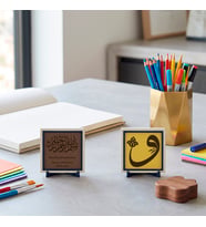 Sakin ve Huzurlu Bir Okuma Ortamı Arayanlara Özel Klasik Vav Motifi ve Meâlli Bismillâhirrahmânirrahîm İkili Dekoratif Masa Stant Takımı 10x10 cm, Açık Kahve - Sarı