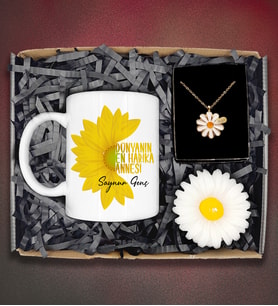 Anneler Günü Kişiye Özel Tasarım Kupa&Kişiye Özel Papatya Kolye&Papatya Mum Hediye Kutusu