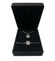 IŞIKLI KUTUDA 925 AYAR GÜMÜŞ LOTUS SET KADIN SET (beyaz)