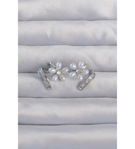 Pirinç Gümüş Renk Zirkon Taşlı Kıvrımlı İnci Çiçek Küpe 5886 - HPSBYI9974-7801
