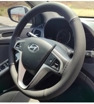 DİKİŞLİ DİREKSİYON KILIFI SİYAH DERİ NOKTALI DERİ SİYAH DİKİŞLİ HYUNDAİ ACCENT BLUE İÇİN
