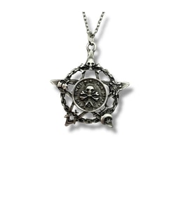 Gothic Kuru Kafa ve Pentagram Figürlü Unisex Kolye – 60 cm Zincirli Gotik, Antik ve Mistik Tasarım
