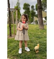 SİYAH KURDELE DETAYLI MİNİK ÇİÇEKLİ ŞİFON TÜL TASARIM KIZ ÇOCUK BEBEK ELBİSE VE TOKA TAKIMI (Krem)