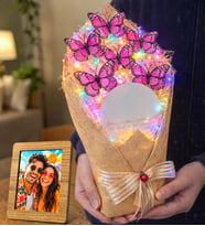 Kişiye Özel Renkli Led Işıklı Büyük Boy Pembe Kelebek Buketi & Fotoğraflı Ahşap Çerçeve