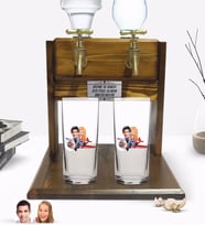 BK Gift Kişiye Özel Sevgililer Tasarımlı İkili Rakı Bardağı ve Çift Musluklu Doğal Ahşap Rakı Standı-11 (Model 1)