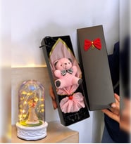 Siyah Kutusunda Pembe Ayıcık Buketi & Işıklı Şans Melekli Fanus  Ayıcık Buketi