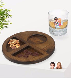 BK Gift Kişiye Özel Evleniyoruz Karikatürlü Viski Bardağı ve Doğal Masif Ahşap Ceviz Yuvarlak Sunum Tabağı Çerezlik Hediye Seti-9