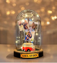 Kişiye Özel LED Işıklı Fanus – Yazılı & 3 Fotoğraflı Biblolu Özel Tasarım