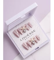 Louésse Blush Pearl Takma Tırnak 12’li Pembe Işıltılı Taşlı Kurdele Detaylı Nail Set