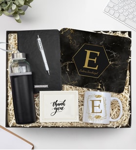 Kişiye Özel Siyah Defter & Tasarım Kupa & Gümüş Renk Detaylı Beyaz Tükenmez Kalem & Özel Deri Kılıflı 500 Ml Siyah Su Matarası & Tasarım Mouse Pad Hediye Seti