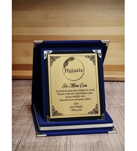 Kırmızı Kadife Plaket 12x16 cm – Kişiye Özel İsim, Resim ve Metin Baskılı Ödül Plaketi (Mavi)