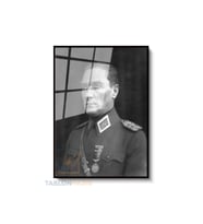Dikey Çerçeveli Cam Ataturk Uniformali Modern Ev Dekoru Duvar Sanatı Ev Ofis Tablosu (Siyah)