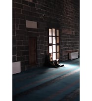 Manevi Huzur Temalı Camide Kur'an Okuyan Amca MDF Tablo - İslami Dekoratif Çerçevesiz Duvar Panosu