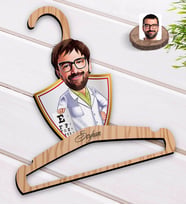 BK Gift Kişiye Özel Erkek Göz Doktoru Karikatürlü Standart Boy Ahşap Elbise Askısı-1