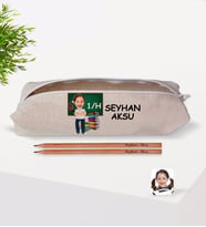 Çocuklara Özel İsimli Sınıflı Kız Öğrenci Karikatürlü Keten Okul Kalemliği ve Ahşap Kurşun Kalem Hediye Seti-4