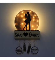 Lucenda Led Işıklı Pleksi Dolunay Kişiselleştirilebilir Biblo Sandra Sarılan Sevgili Anahtar Askılığı (Sarı)