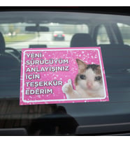 YENİ SÜRÜCÜ YAZISI KEDİLİ ARABA CAM AKSESUARI (Pembe-Beyaz)