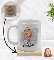 BK Gift Kişiye Özel Kadın Diş Hekimi Karikatürlü Beyaz Kupa Bardak ve Ahşap Bardak Altlığı Hediye Seti - Model 1