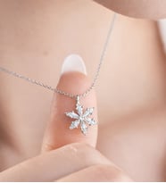 925 Ayar Gümüş Lotus Çiçeği Kadın Kolye – ( Farklı Renk Seçenekleriyle) (Beyaz)