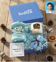 Kişiye Özel Karikatürlü Erkek Öğretmen Hediye Kutusu - Kişiye Özel T Kupa, Atlı Karınca Müzik Kutusu, Peluş Anahtarlık Öğretmenler Günü Hediyesi