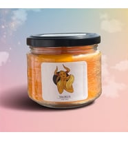 Boğa Burcu (Taurus) Kavanoz Mum – Gül, Vanilya & Sandal Ağacı Kokulu - Ahşap Fitilli (Turuncu)