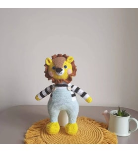 Tulumlu Minik Aslan Amigurumi El Örgüsü Oyuncak Uyku Arkadaşı El Yapımı Çocuk Oyuncak