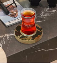 BK Gift Kişiye Özel Çiçekler Tasarımlı Doğal Ahşap Tabaklı Heybeli Çay Bardağı Model 4