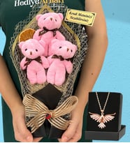 Kişiye Özel Büyük Boy 3'lü Peluş Ayıcık Buketi ve Zümrüdü Anka Kuşu Kolyesi (Model 1)