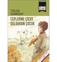 Ceplerine Çiçek Dolduran Çocuk