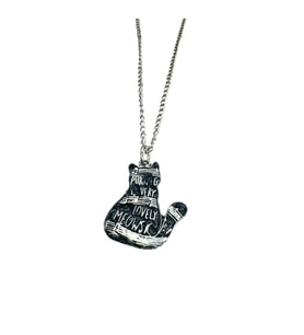 Siyah Nota Figürlü Kedi Kolye – Müzik Temalı Metal Takı – 60 cm Zincir – Unisex (Gümüş)